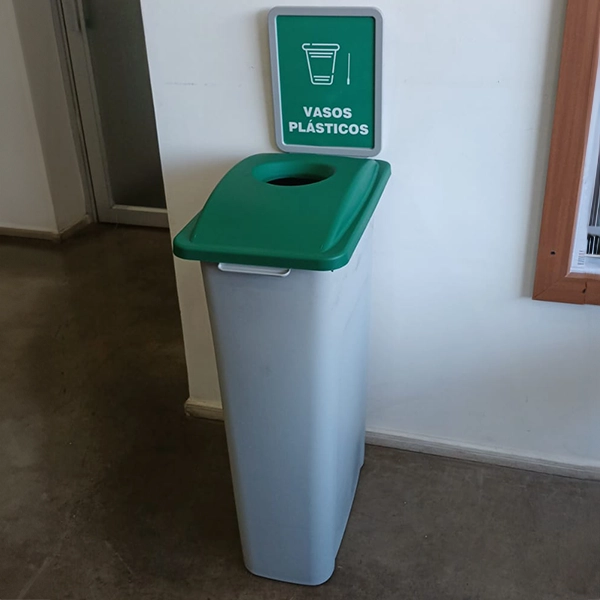 Contenedor de reciclaje Waste Watcher 87 L con letrero